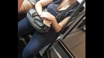 Elle matte ma bite dans le train discretement et sa taille la choque elle mouille sa culotte (girl watch bulge and her is in shock reaction