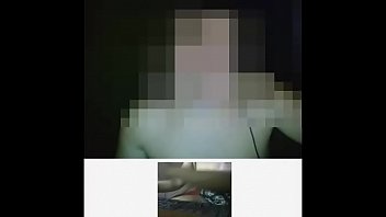 03 DE MARÇO 2018 Corno manso na cama batendo punheta enquanto eu mostro minha buceta na internet pela webcam para outros homens