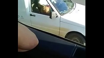 Caminhoneiro filma putaria dentro do carro na estrada